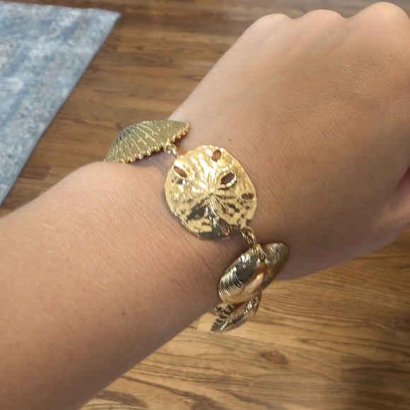 Vintage Gold Tone Seashell Bracelet - Picture 2 of 2